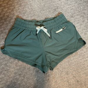 Vuori clementine shorts. Size xs. 2.5” inseam.